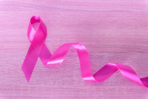 Nastro Rosa Sfondo Legno Rosa Chiaro Simbolo Consapevolezza Del Cancro — Foto Stock