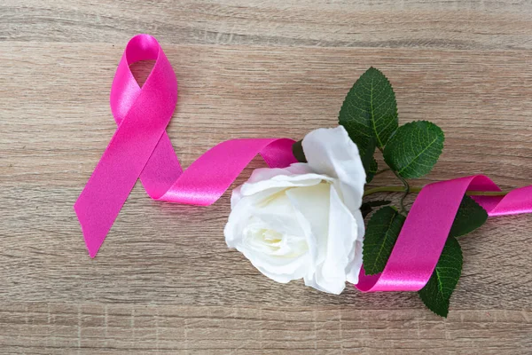 리본에 장미를 유방암 선택적 — 스톡 사진