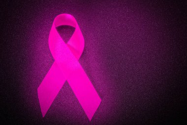 Parıltılı neon renkli pembe kurdele, göğüs kanseri farkındalığı sembolü, abdominal kanser farkındalığı ve Ekim Pembe Günü geçmişi, dünya kanser günü..