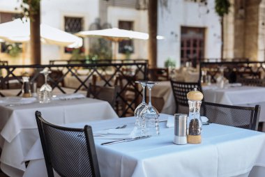 İtalya 'da boş teraslar, koronavirüs paniği yüzünden boş masalar. Karantina nedeniyle terk edilmiş teras