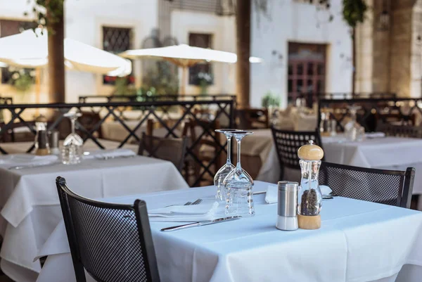 İtalya 'da boş teraslar, koronavirüs paniği yüzünden boş masalar. Karantina nedeniyle terk edilmiş teras