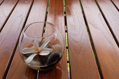 Güzel bir vazo ahşap bir masanın üstünde.