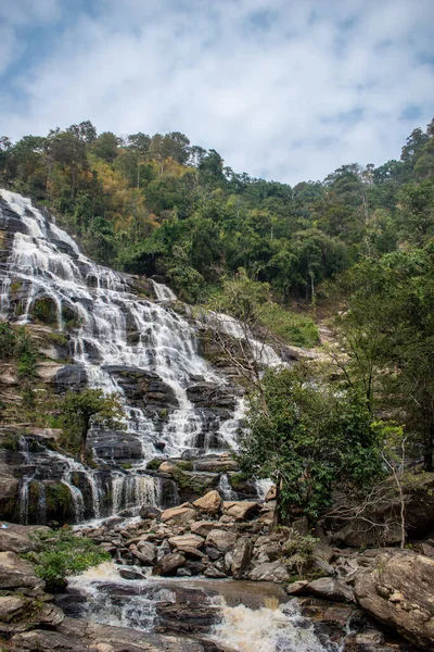一个巨大的瀑布落在岩石悬崖上.Doi Inthanon国家公园. — 图库照片