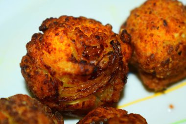 Peynir toplarında büyük bir parça soğan