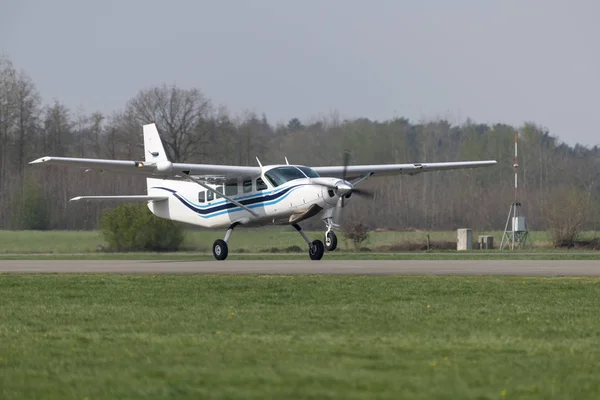 Avión de negocios monomotor durante el despegue — Foto de Stock