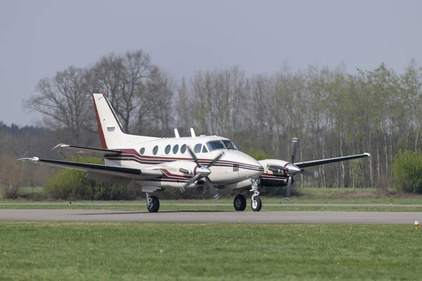 Avión de negocios bimotor durante el aterrizaje — Foto de Stock