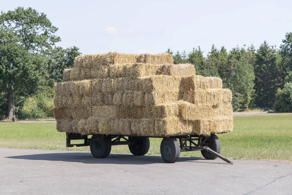 Egyszerű öreg mezőgazdasági kocsi szalmabálákkal. — Stock Fotó