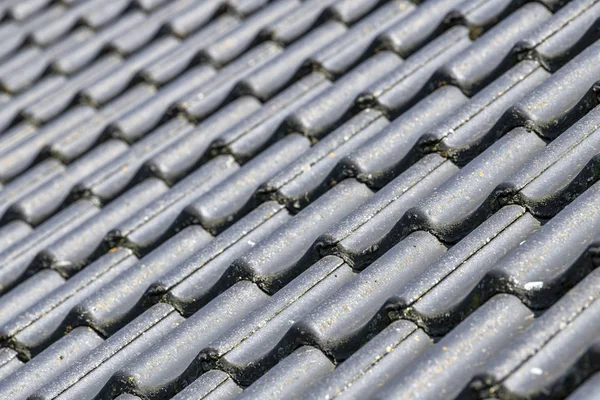 Beton kiremitli siyah çatı — Stok fotoğraf