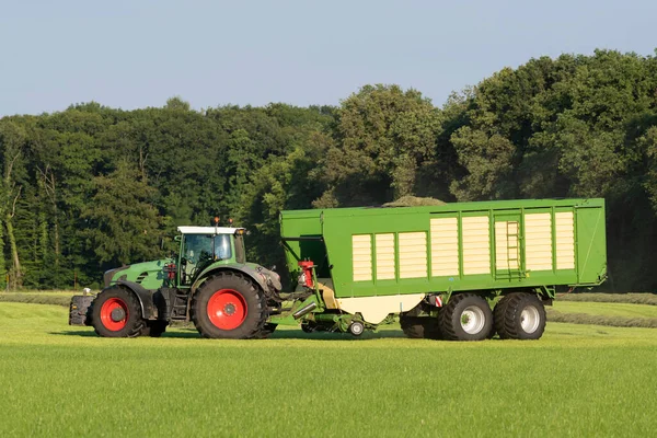 Zelený Traktor Vyzvednutí Sekané Trávy Zeleným Nakladačem Létě Nizozemsku — Stock fotografie