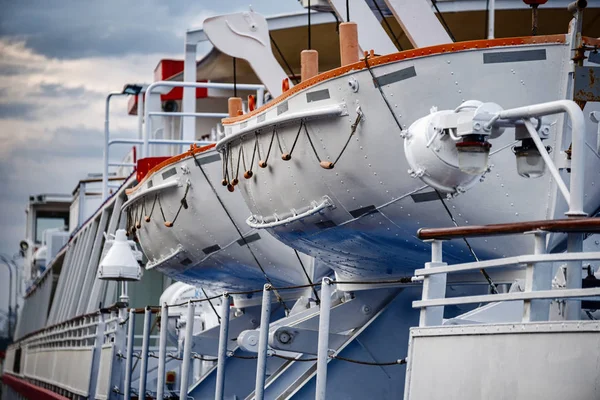 Reddingsboten op een schip close-up — Stockfoto