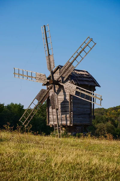 Uralte Windmühle Inmitten Der Malerischen Felder Der Ukraine — Stockfoto