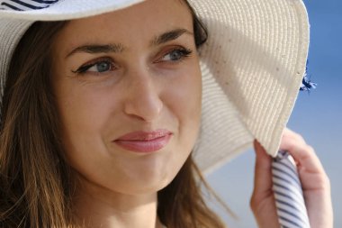 Bir şapka yakın çekim güzel bir Bayan portresi. Sıcak vintage renk sınıflandırma ve film bak