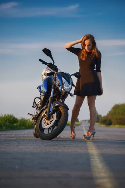 Menina Bonita Vestido Estrada Com Uma Motocicleta Esportiva Pôr Sol — Fotografia de Stock