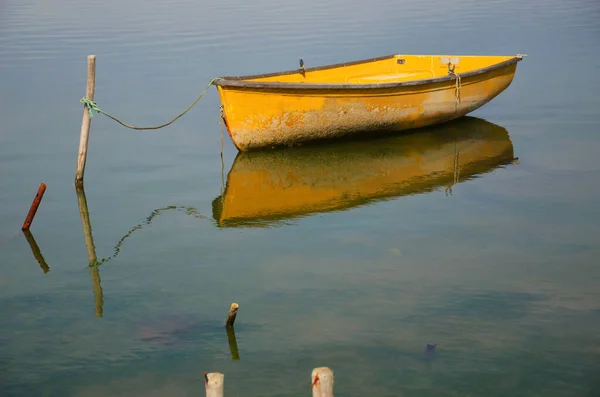 Gele Boot Drijvend Stilstaand Water — Stockfoto