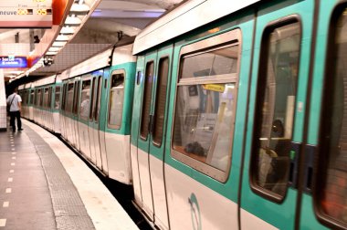 Paris 'te toplu taşıma, bir istasyonda metro.