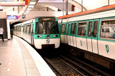 Paris 'te toplu taşıma, bir istasyonda metro.