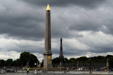 Arka planda Eyfel kulesi olan Concorde 'u yerleştir