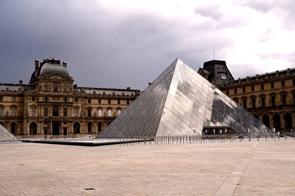 Paris, Frankrike, Juen 19 2020: Musee du Louvre, pyramid — Stockfoto