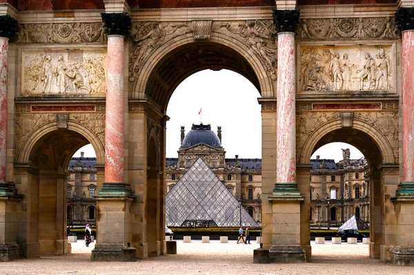 Paříž, Francie, 19. června 2020: Musee du Louvre, pyramida — Stock fotografie