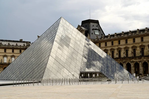 Paris, França, 19 de junho de 2020: Musee du Louvre, pirâmide — Fotografia de Stock