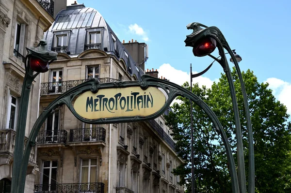 Antigua entrada de metro en París, Francia —  Fotos de Stock