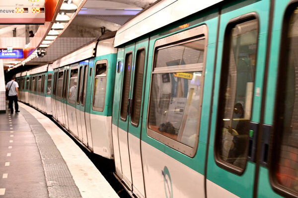 Общественный транспорт в Париже, метро на станции
