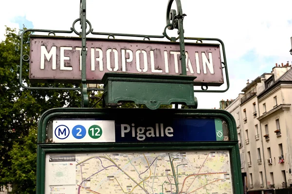 Entrada de metro en París, Francia —  Fotos de Stock