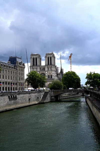 O rio Sena e Notre Dame — Fotografia de Stock