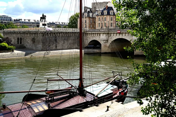 Vieux bateau sur la Seine avec un pont en arrière-plan — Photo