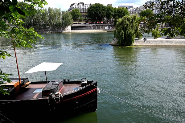 Altes Boot auf der Seine — Stockfoto