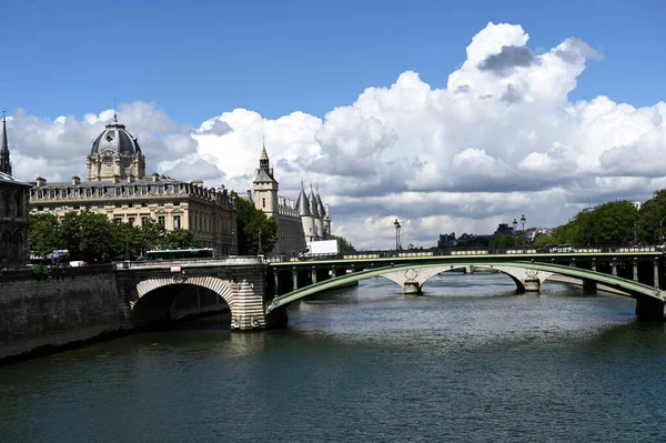 Río Sena y Conciergerie en el fondo —  Fotos de Stock