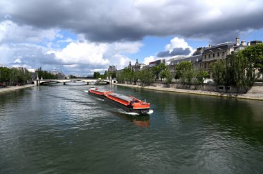 Paris 'teki Seine nehrinde uzun bir mavna.
