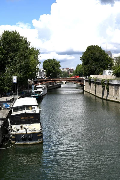 Paris, France - JUne 22 2020 : Boats on the Seine river - Portrait format — Stock Photo, Image