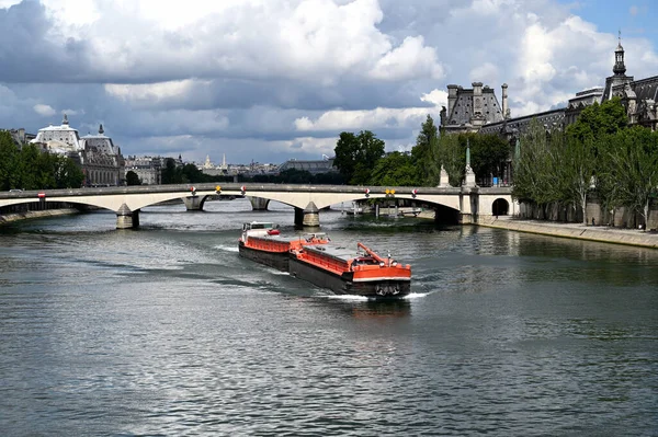 Longa barcaça no rio Sena em Paris Fotografia De Stock