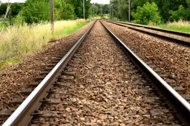 Paris yakınlarındaki kırsal kesimde tren rayları.