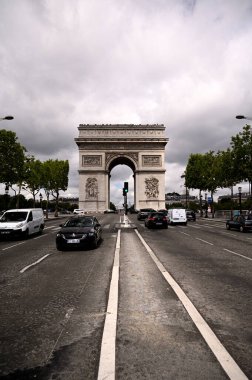 Paris, Fransa - 3 Temmuz 2020: Arc de triomphe Paris - manzara Champs Elysees