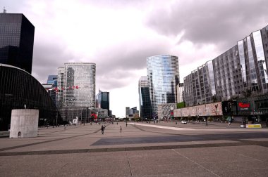 Paris, Fransa - 3 Temmuz 2020: La Defense Paris, Paris İş Merkezi
