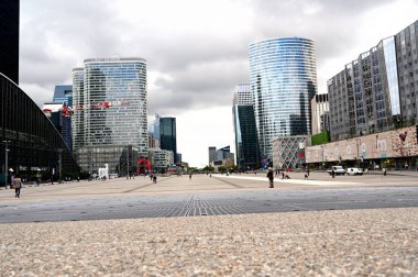 Paris, Fransa - 3 Temmuz 2020: La Defense Paris, Paris İş Merkezi
