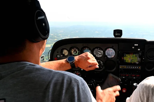Brives-La-Gaillarde, um homem a pilotar um avião privado Imagens Royalty-Free