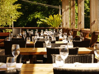 Teras restoranı hizmete hazır.