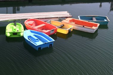 Limanda çok sayıda renkli plastik tekne var. Guilvinec