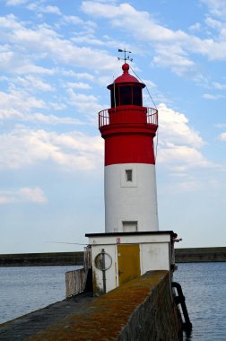 Limanın girişindeki deniz feneri.