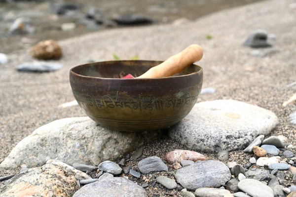 Uma tigela de canto tibetano em um ambiente natural. Imagem De Stock