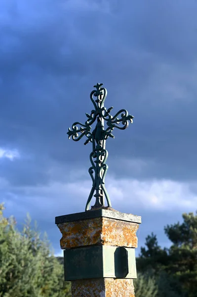 Ferro forjado cruz cristã com um céu nublado — Fotografia de Stock