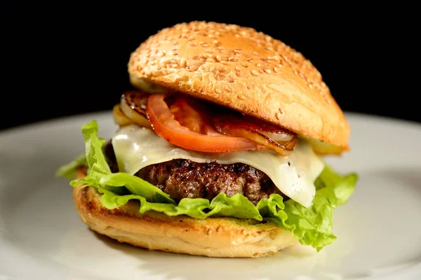 Hamburger Cebulą Bekonem Sałatką Czarnym Tle — Zdjęcie stockowe