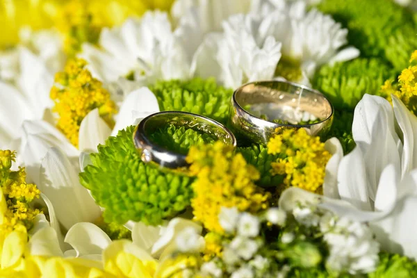 Zilveren Trouwringen Van Witgoud Gelegd Een Geelwit Bruiloftsboeket Van Weidebloemen — Stockfoto