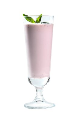 Böğürtlenli milkshake, büyük bardakta, beyaz arka planda, nane yapraklarıyla süslenmiş.