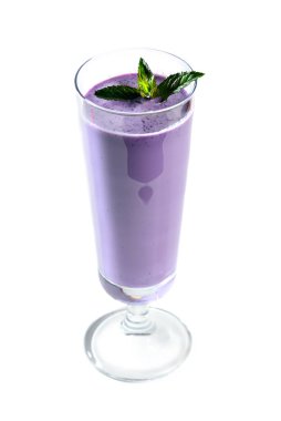 Böğürtlenli milkshake, beyaz arka planda nane şekeriyle süslenmiş, berrak, uzun bardakta.