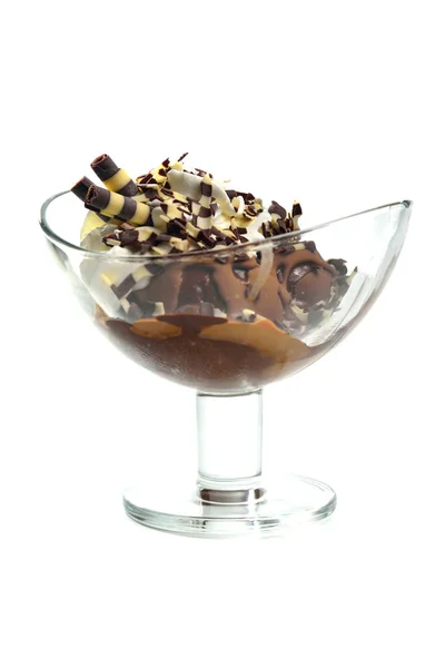 带有甜筒的巧克力冰淇淋圣代 白底玻璃杯中的奶油和巧克力片 — 图库照片