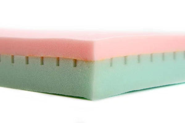 Beyaz arka planda yeşil-pembe rahat tıbbi köpüklü yatak.